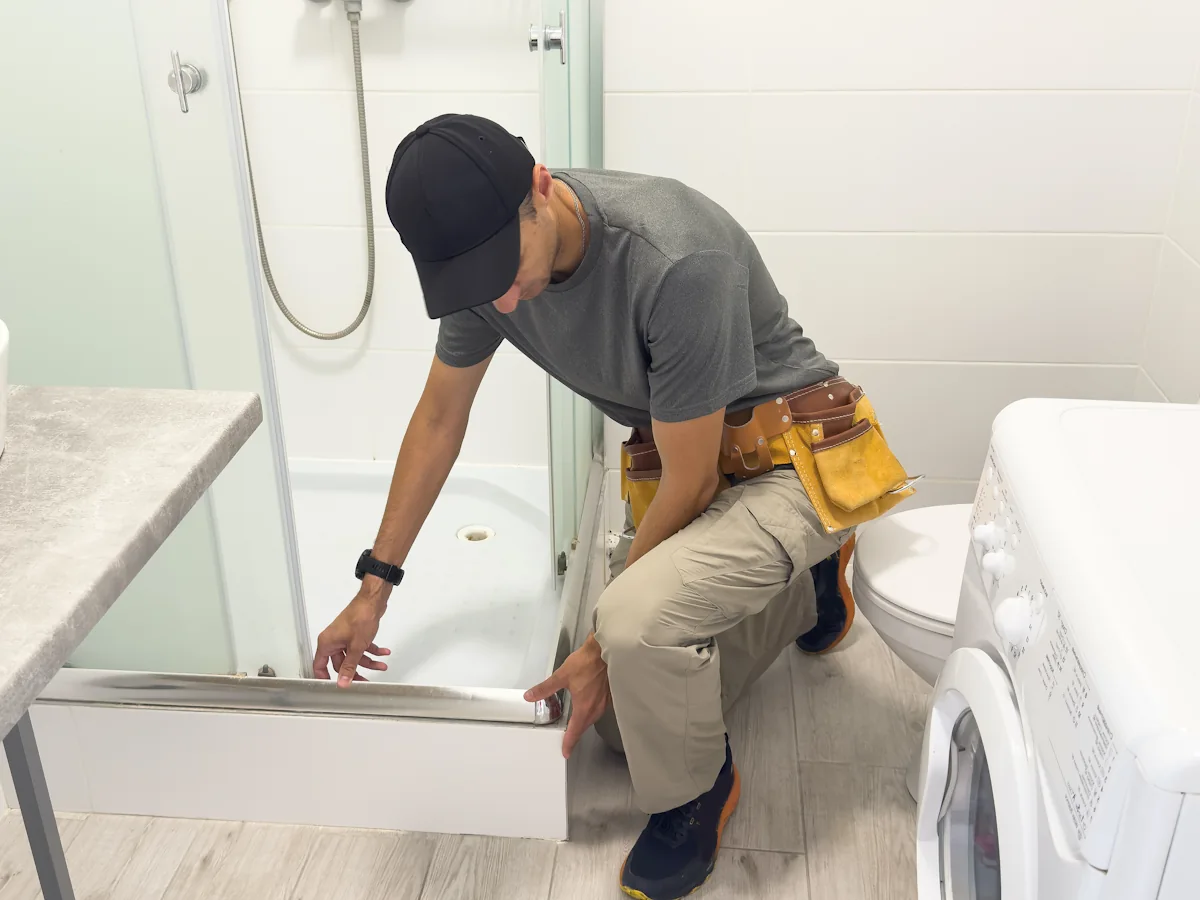 Un homme qui fait des Travaux de rénovation de salle de bain