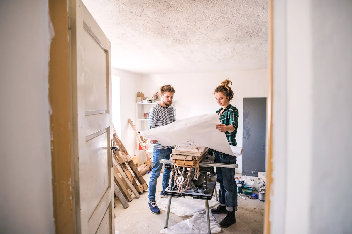 Un couple qui se lance dans des Travaux de rénovation valorisation immobilier