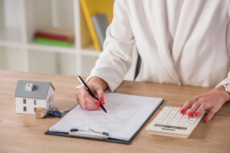 Une personne qui fait une estimation immobilière