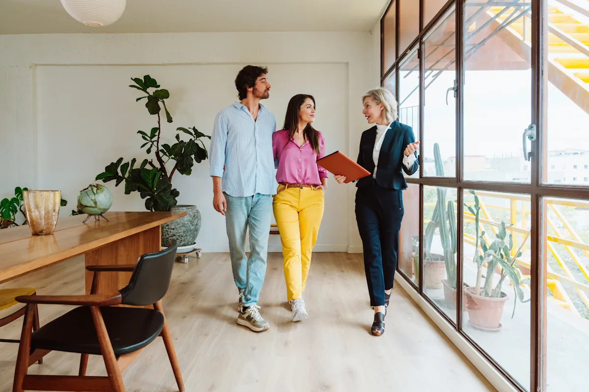 Un couple qui fait une visite immobilière avec un agent immobilier